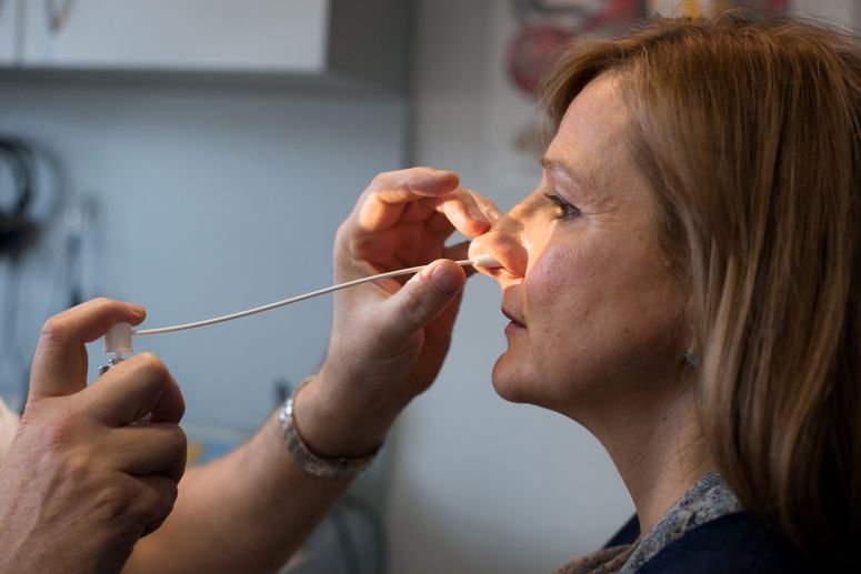 Médico especialista en Otorrinolaringología y Cirugía de Cabeza y Cuello en la clínica Lyon-Nord Rillieux. Consulta con un paciente que muestra síntomas de apnea del sueño.
