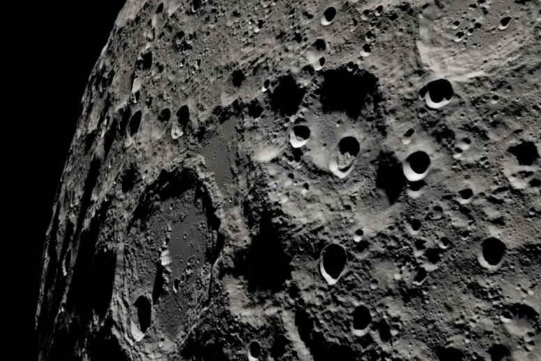 Vista de la superficie lunar por el Apolo 13.