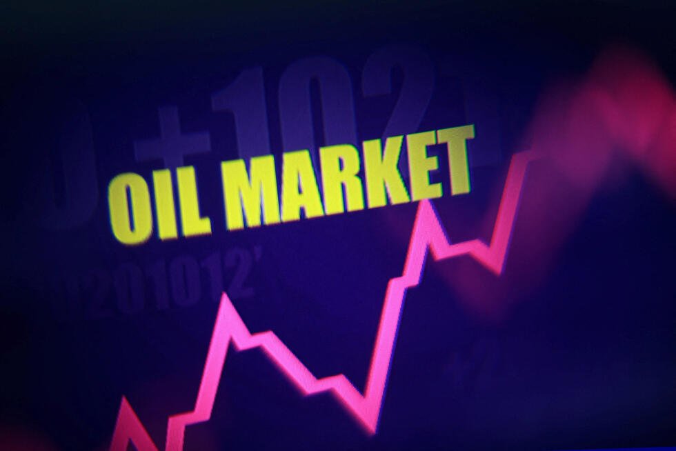 En esta ilustración, tomada el 23 de marzo de 2026, se observa un gráfico bursátil en alza y las palabras "Mercado del petróleo".