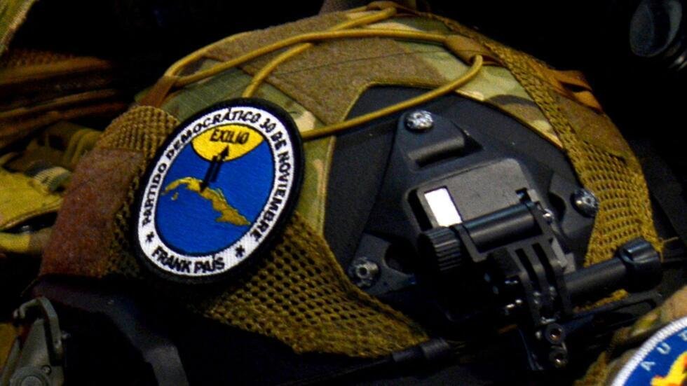 Un casco con parches del movimiento político anticastrista 'Partido Democrático 30 de Noviembre - Frank País', incautado de una lancha rápida, es exhibida a los medios en La Habana, Cuba, el 27 de febrero de 2026.