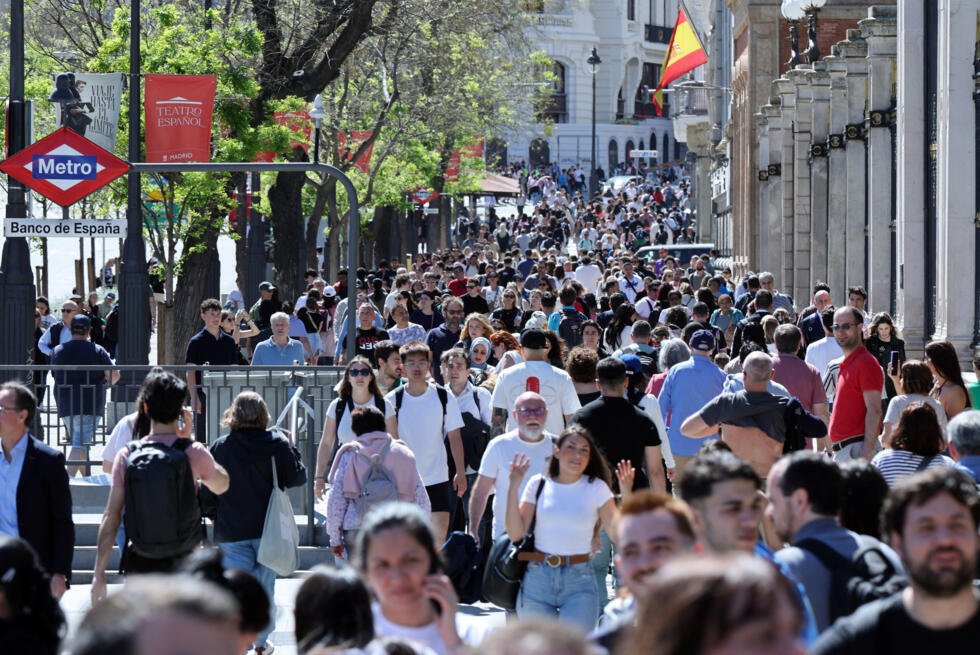 Archivo: Personas caminando por el centro de Madrid para llegar a las estaciones de autobuses o caminando de regreso a casa mientras el metro y los trenes están totalmente fuera de servicio debido a un apagón masivo en España, el 28 de abril de 2025.