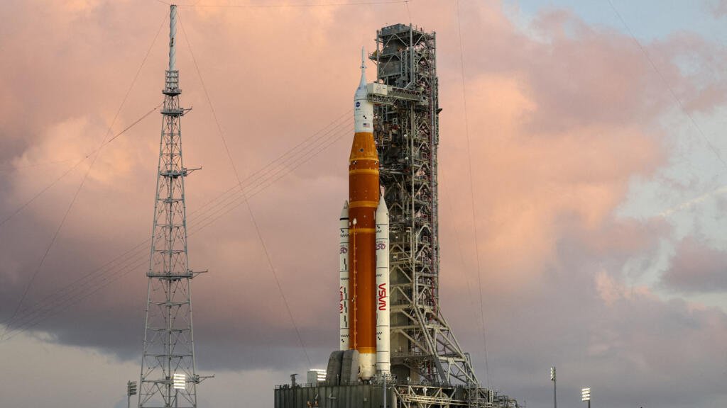 Misión de sobrevuelo lunar Artemis II de la NASA, con el cohete lunar de última generación, el cohete Space Launch System (SLS) y la cápsula tripulada Orion, en la plataforma 39B antes del lanzamiento de la misión Artemis II en el Centro Espacial Kennedy en Cabo Cañaveral, Florida, EE. UU., 31 de marzo de 2026.