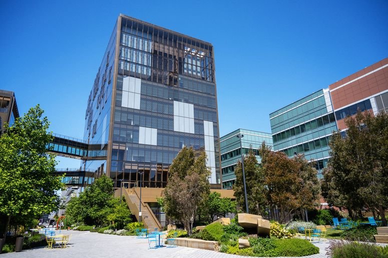 Moderno edificio de oficinas de cristal con pasarela y zona de estar ajardinada, sede de la empresa de inteligencia artificial OpenAI, San Francisco, California, 27 de mayo de 2025.