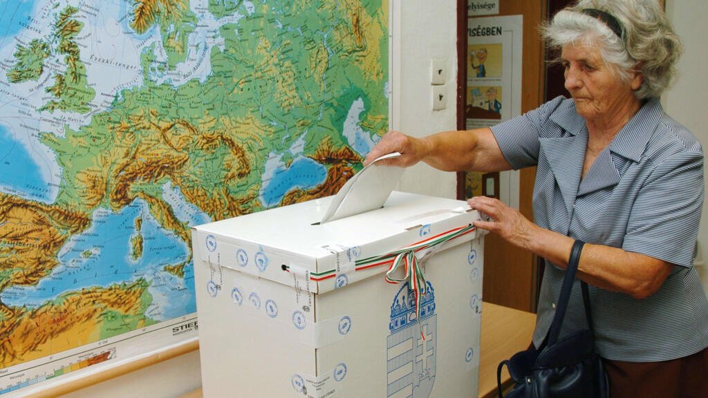 Imagen de archivo de una mujer votando en las elecciones húngaras.