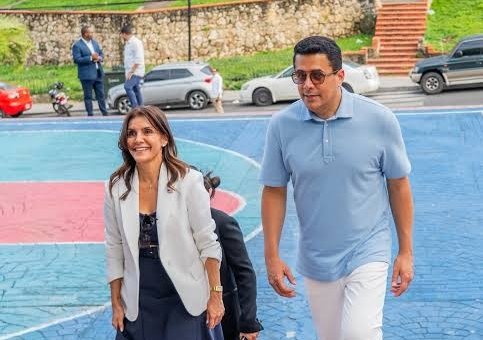 Ministro de Turismo y embajadora de EE.UU. recorren la Ciudad Colonial