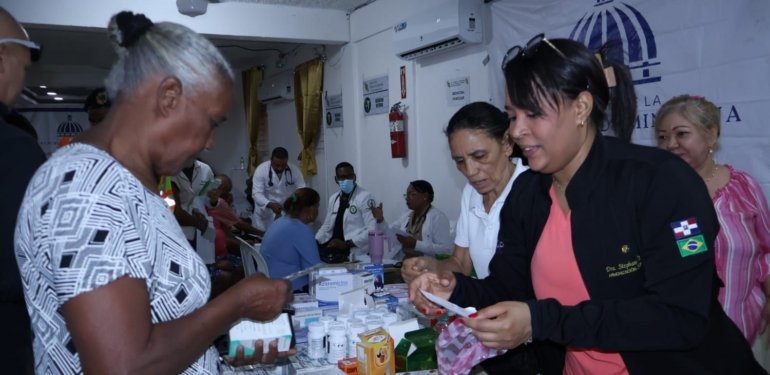 Director de Desarrollo de la Comunidad destaca trabajo conjunto con el Ejército en beneficio de familias vulnerablesSe realiza jornada asistencial en barrio 24 de Abril, DN
