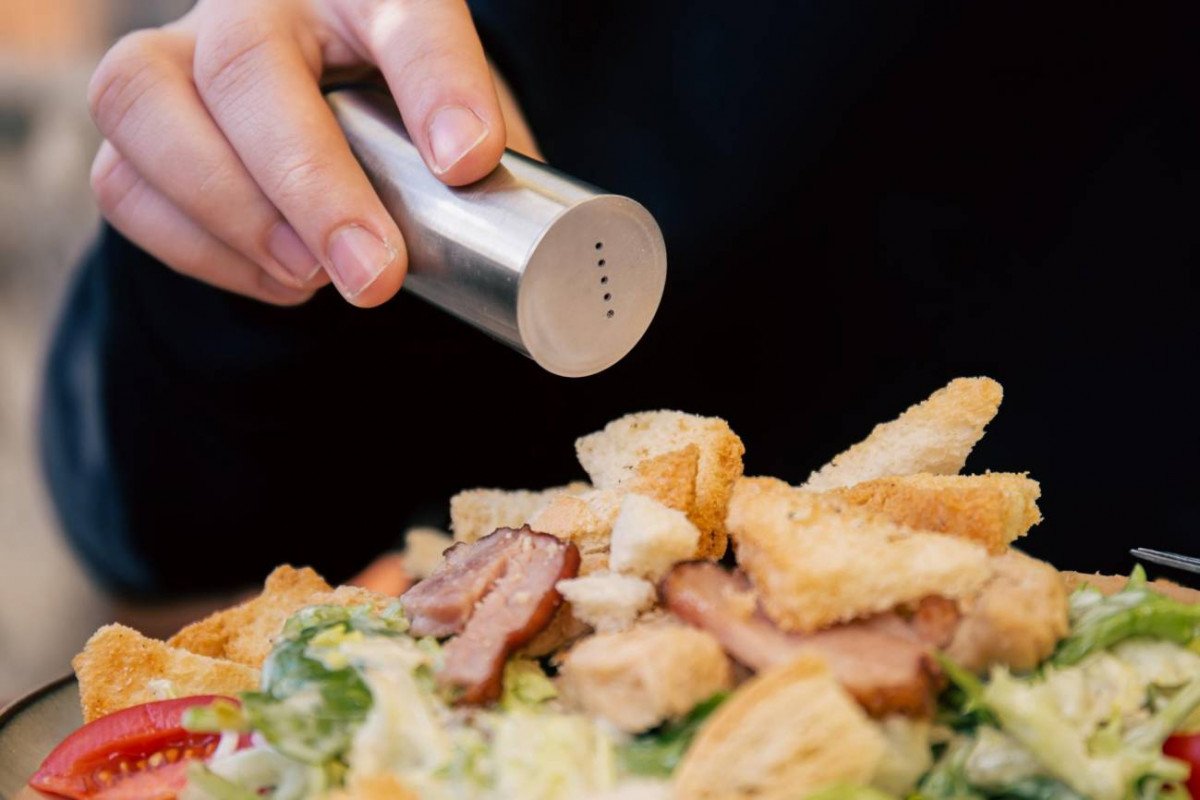 La brecha del salero por que hombres y mujeres mayores anaden sal a la comida por motivos distintos