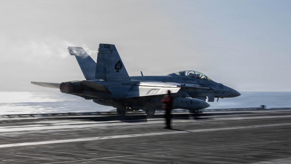 Un F/A-18F Super Hornet, adscrito al Escuadrón de Cazas de Ataque, despega de la cubierta de vuelo del portaaviones de la clase Nimitz USS Abraham Lincoln para una misión en apoyo de la Operación Epic Fury durante la guerra con Irán en un lugar no revelado, el 2 de abril de 2026.