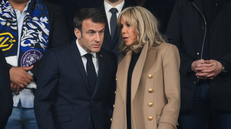 El presidente francés Emmanuel Macron y su esposa Brigitte asisten al partido de fútbol de la final de la Copa de Francia entre el Nantes (FC) y el Toulouse (FC) en el Stade de France, en Saint-Denis, a las afueras de París, el 29 de abril de 2023.