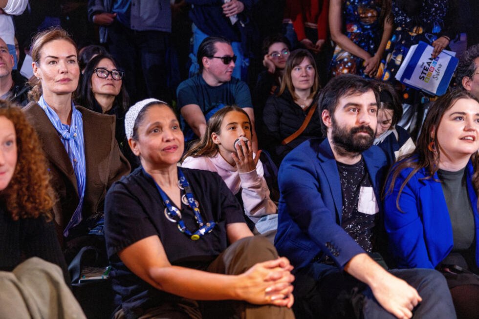 Los aficionados al espacio se reúnen para seguir en directo la misión Artemis II, que tiene previsto orbitar la Luna y contará con una tripulación formada por tres astronautas de la NASA y el astronauta de la CSA (Agencia Espacial Canadiense) Jeremy Hansen, en el Centro de Información Científica Gerstein de Toronto, Ontario (Canadá), el 1 de abril de 2026.
