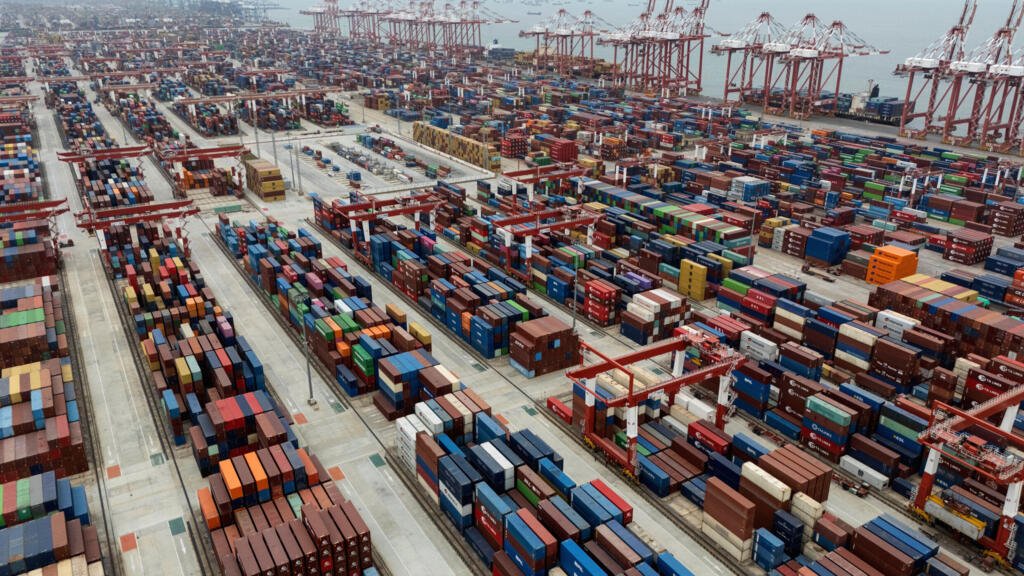 ARCHIVO - Se ven contenedores de carga listos para su transporte en el puerto de Guangzhou, en el distrito de Nansha, en la provincia de Guangdong, al sur de China, el 17 de abril de 2025.