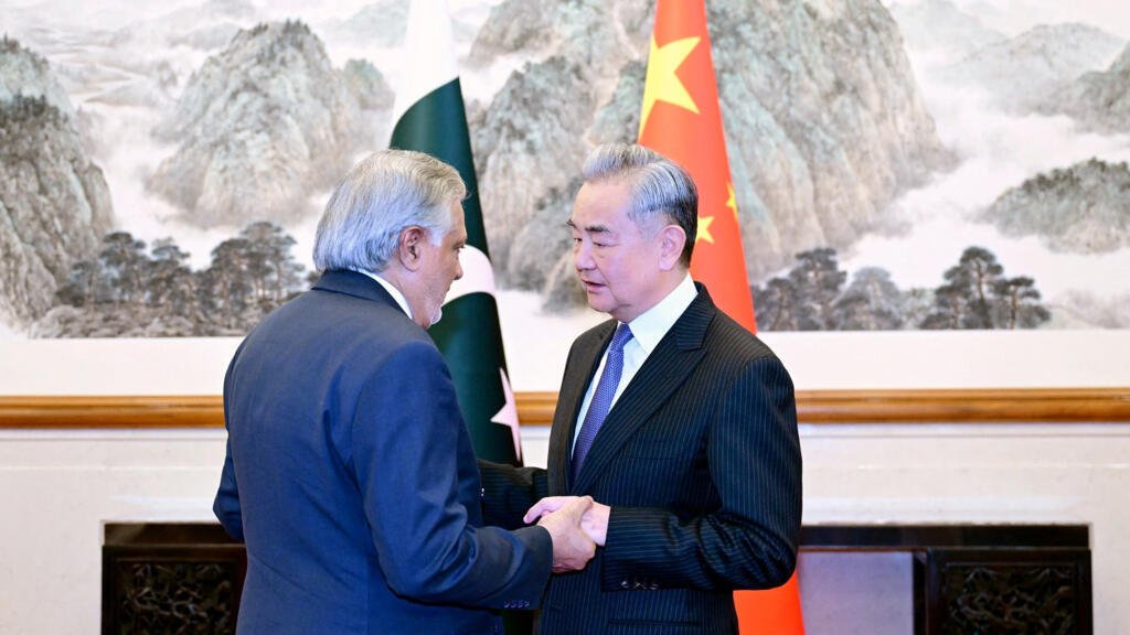 El ministro de Asuntos Exteriores chino, Wang Yi, y el viceprimer ministro y ministro de Asuntos Exteriores pakistaní, Mohammad Ishaq Dar, conversan en Pekín, China , el 31 de marzo de 2026. Ministerio de Asuntos Exteriores de China