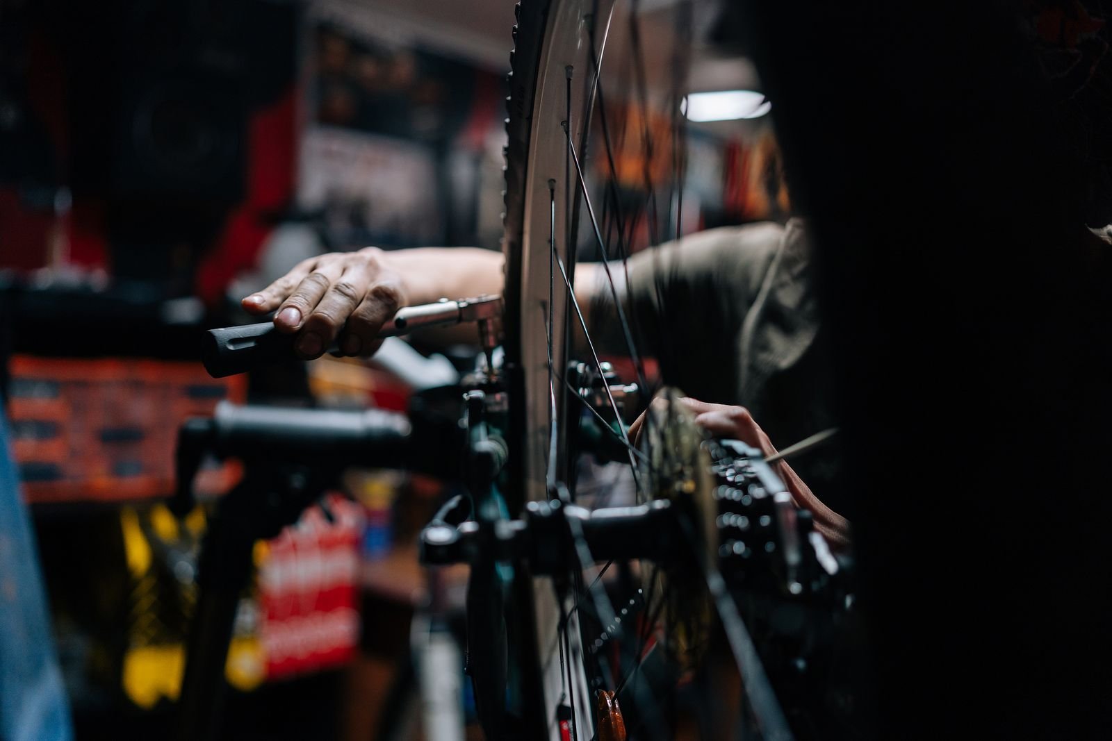 mecnico reparando una bicicleta