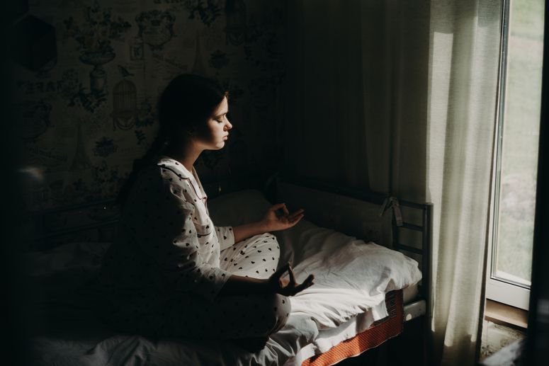 Mujer joven meditando