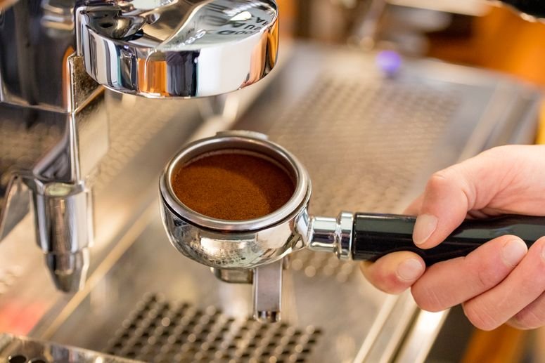 El disco de café es el disco compacto de café molido por el que fluye el agua. 
