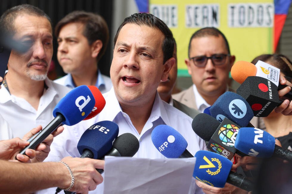 El director de la ONG venezolana Fundaredes, Javier Tarazona, habla en una rueda de prensa el 24 de marzo, afuera del Palacio de Justicia en Caracas (Venezuela). Tarazona, denunció que un tribunal le negó la solicitud de amnistía, así como a su hermano Rafael y al abogado Omar de Dios García, por considerar que la causa en la que están incluidos los tres está fuera de la norma aprobada en febrero por el Parlamento.
