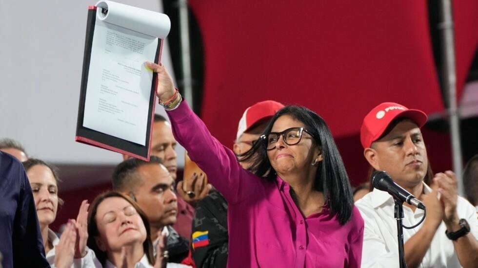 La presidenta interina de Venezuela, Delcy Rodríguez, participa en una manifestación sosteniendo una copia de una nueva ley luego de que los legisladores aprobaran la apertura del sector petrolero del país a la privatización, en el Palacio de Miraflores en Caracas, el 29 de enero de 2026.