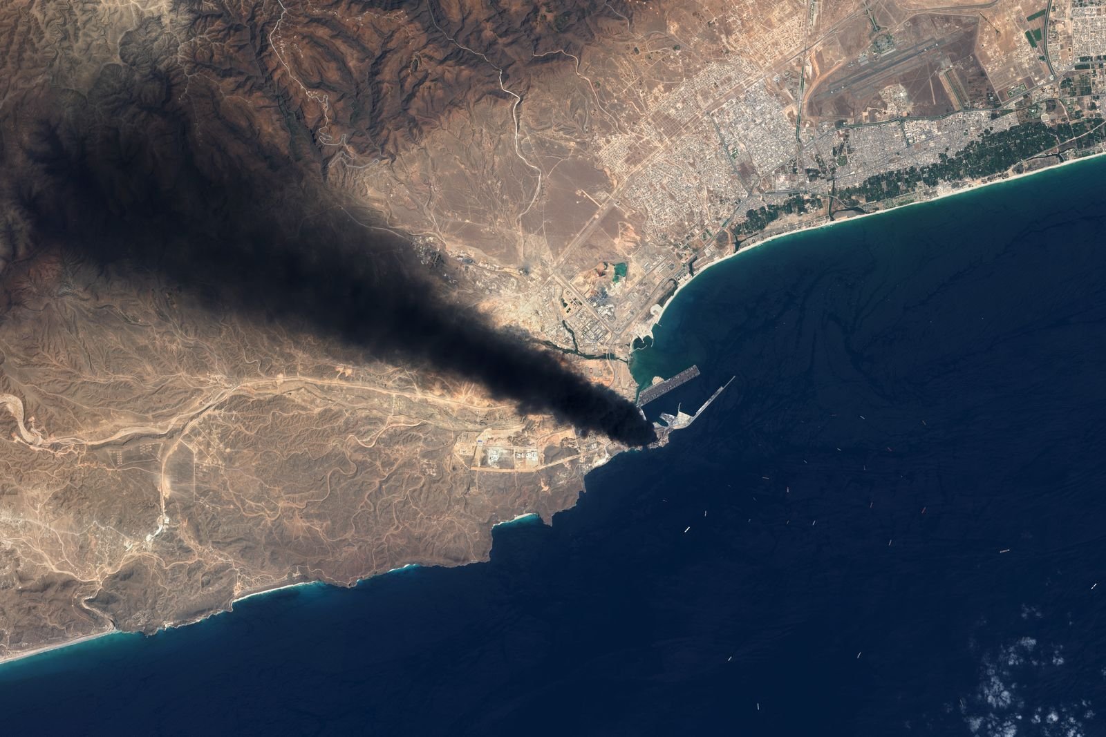 Imgenes satelitales del depósito de petróleo de Salalah en llamas en Omn.