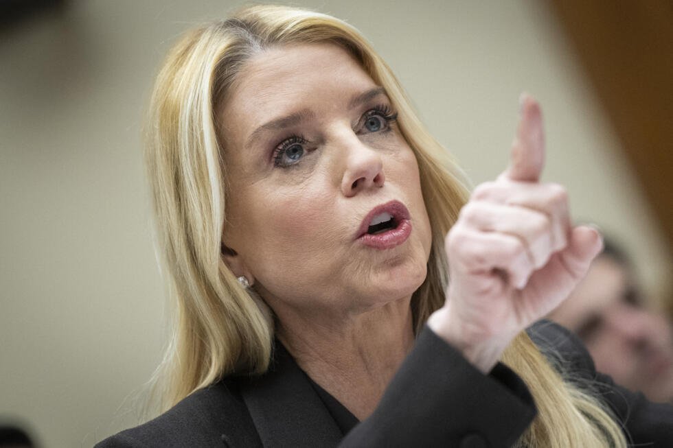 La procureure générale des États-Unis, Pam Bondi, témoigne devant une commission judiciaire de la Chambre des représentants, au Capitole, à Washington, le 11 février 2026