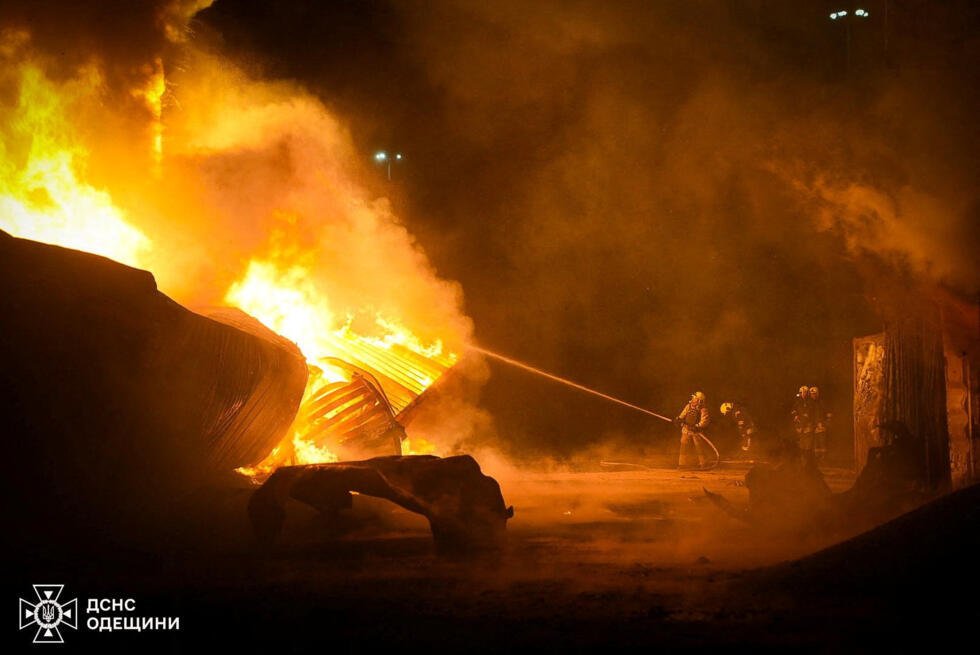 Bomberos trabajan en el lugar de un ataque con drones rusos, en el marco del ataque de Rusia contra Ucrania, en la región de Odessa, Ucrania, en esta fotografía distribuida el 2 de abril de 2026.
