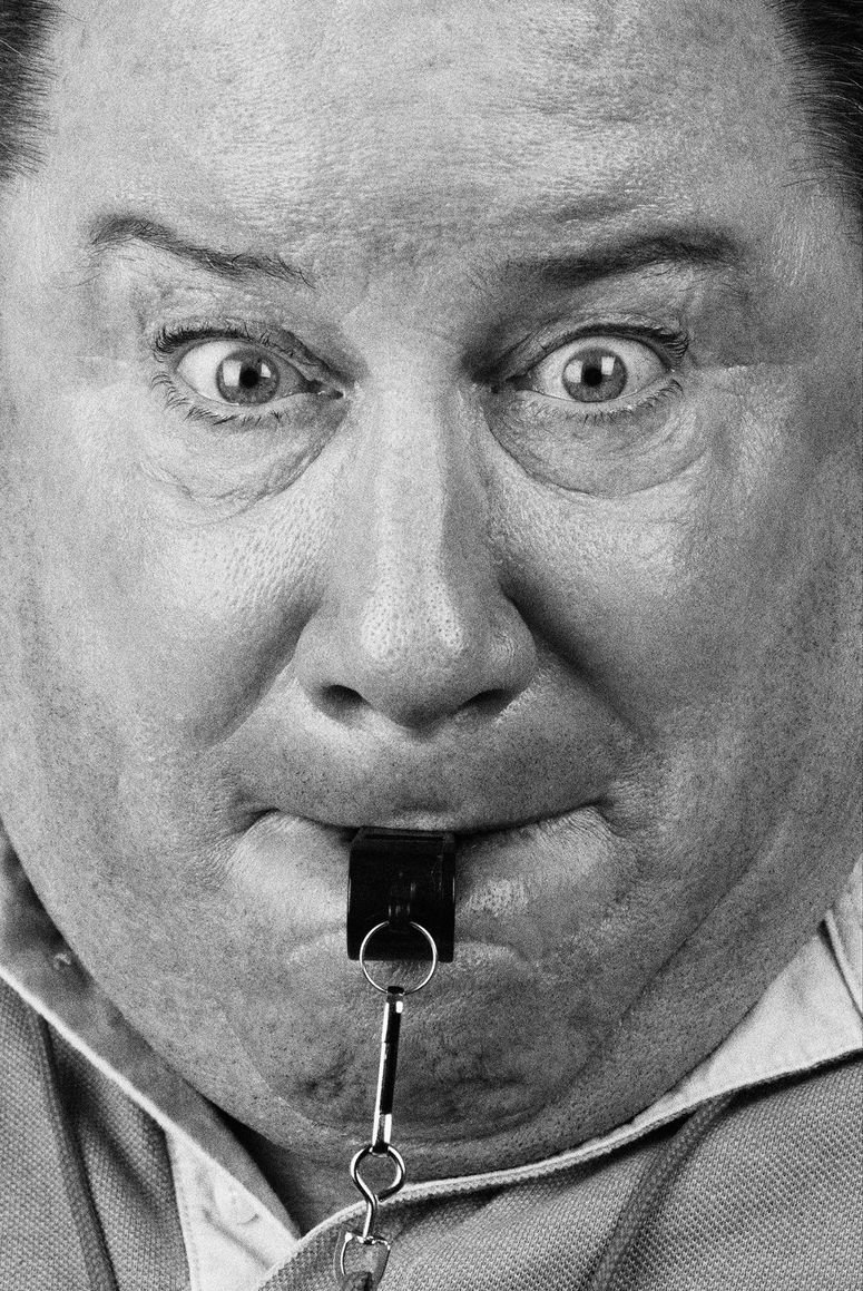 Hombre con un silbato.