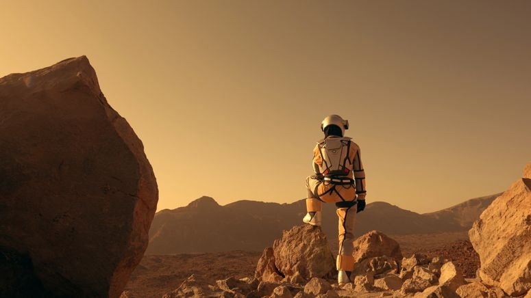 Concepto de una mujer explorando Marte, en el futuro.