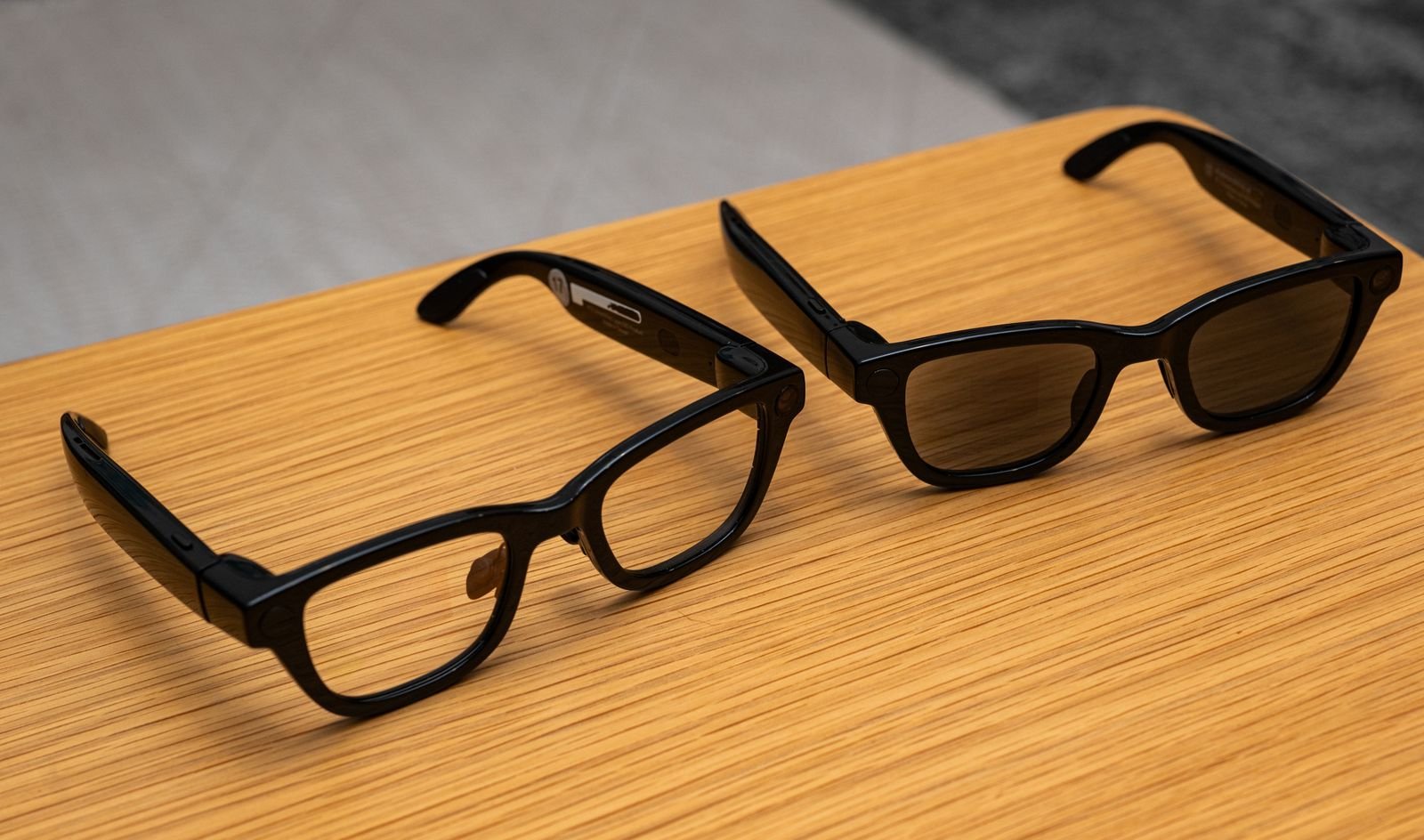 Dos pares de lentes colocados sobre una mesa.