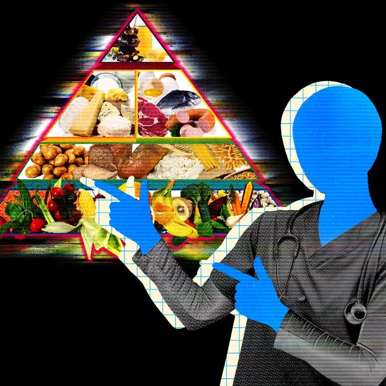 Una silueta azul vestida de doctor apuntando a una pirámide alimenticia. 