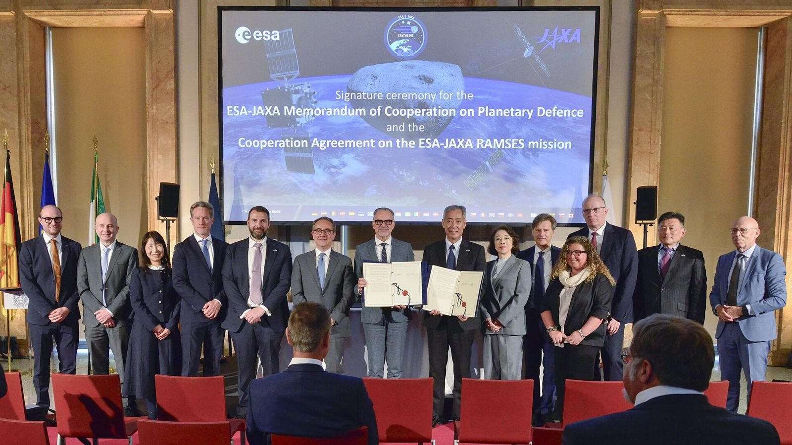 Ceremonia de la firma del memorando de cooperación entre la ESA y la JAXA.