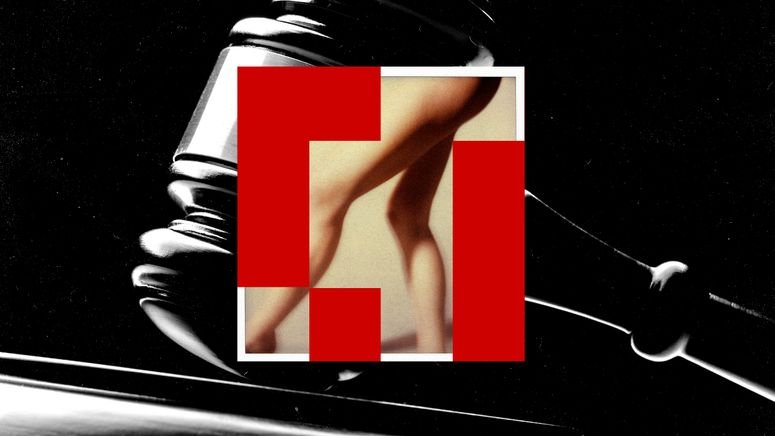 Collage de un mazo, unas piernas desnudas y píxeles.