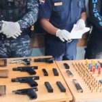 Policía Nacional arresta a seis personas y ocupa armas durante allanamientos en Barahona