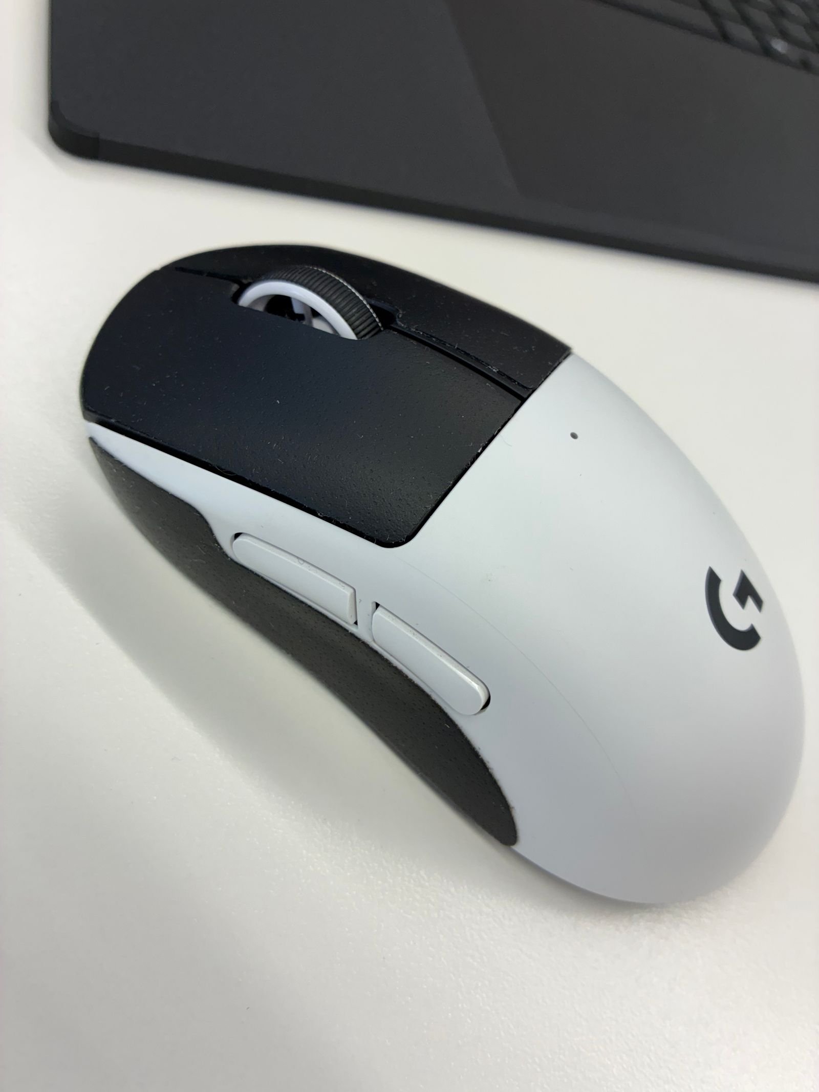 Logitech Pro X2 Superstrike visto de lado.