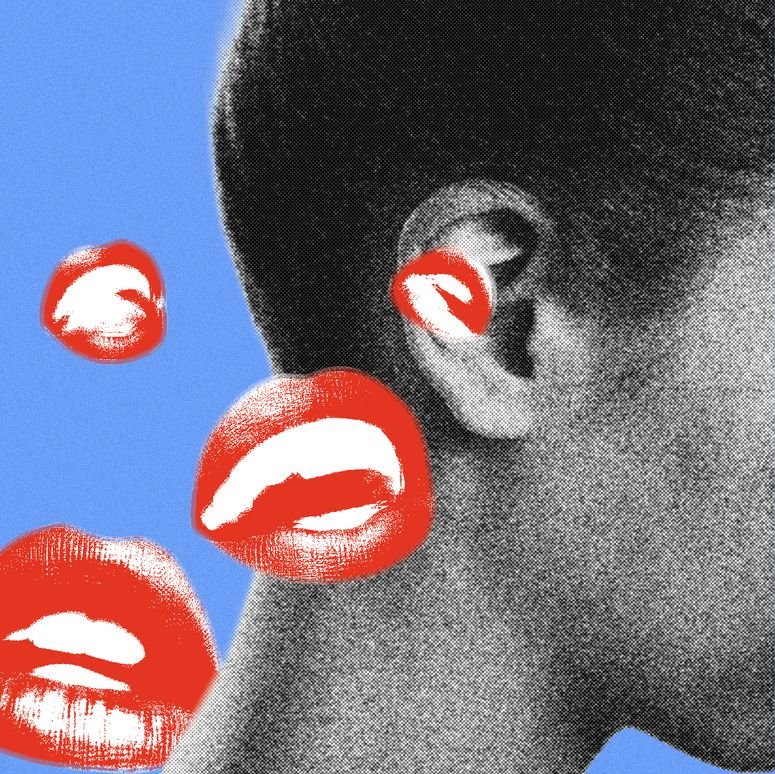 Mujer de perfil, con enfoque en su oreja. Salen de ella bocas riendo. 