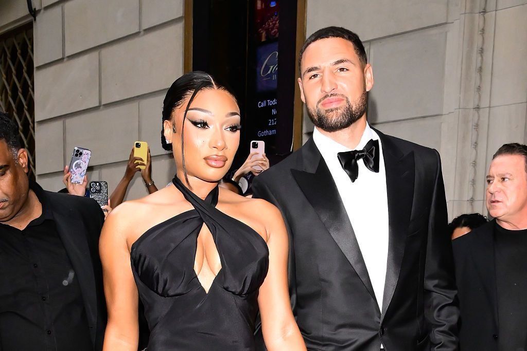 Megan Thee Stallion y Klay Thompson fotografiados el 16 de julio de 2025 en la ciudad de Nueva York.