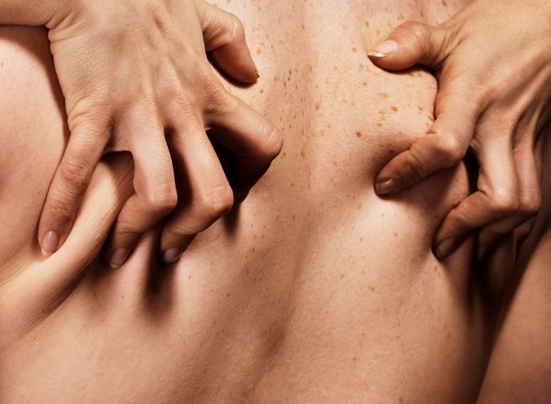 Manos de mujer agarrando la espalda de un hombre. 