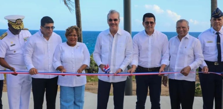 Presidente Abinader y ministro Collado inauguran segunda etapa de malecón de Santo Domingo Este
