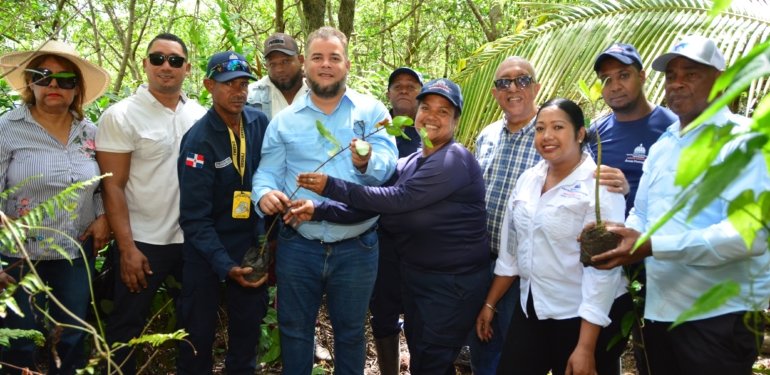 Video: Hecmilio Galván celebra el Día mundial del Medio Ambiente con jornada de reforestación en Bahía de la Gina
