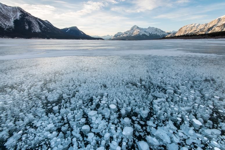Burbujas de gas metano atrapado en el hielo. 