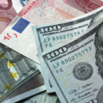 El dólar bajó 21 cts. y euro 18; eran vendidos a $59.14 y $70.50