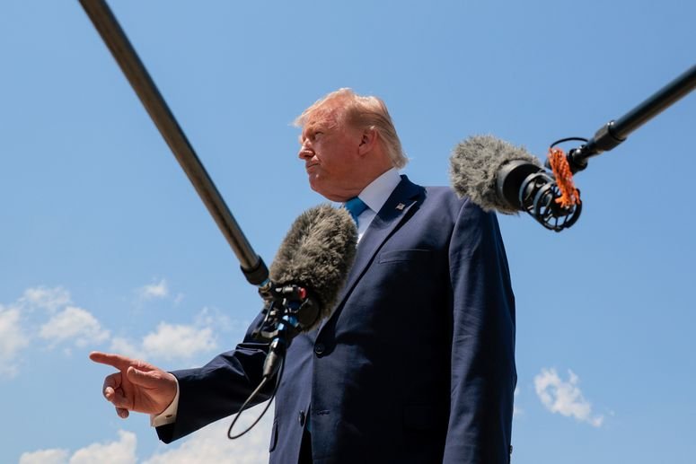 Donald Trump, presidente de EE UU, habla con los periodistas tras bajar del Air Force One el 20 de mayo de 2026 en la Base Conjunta Andrews, Maryland. 