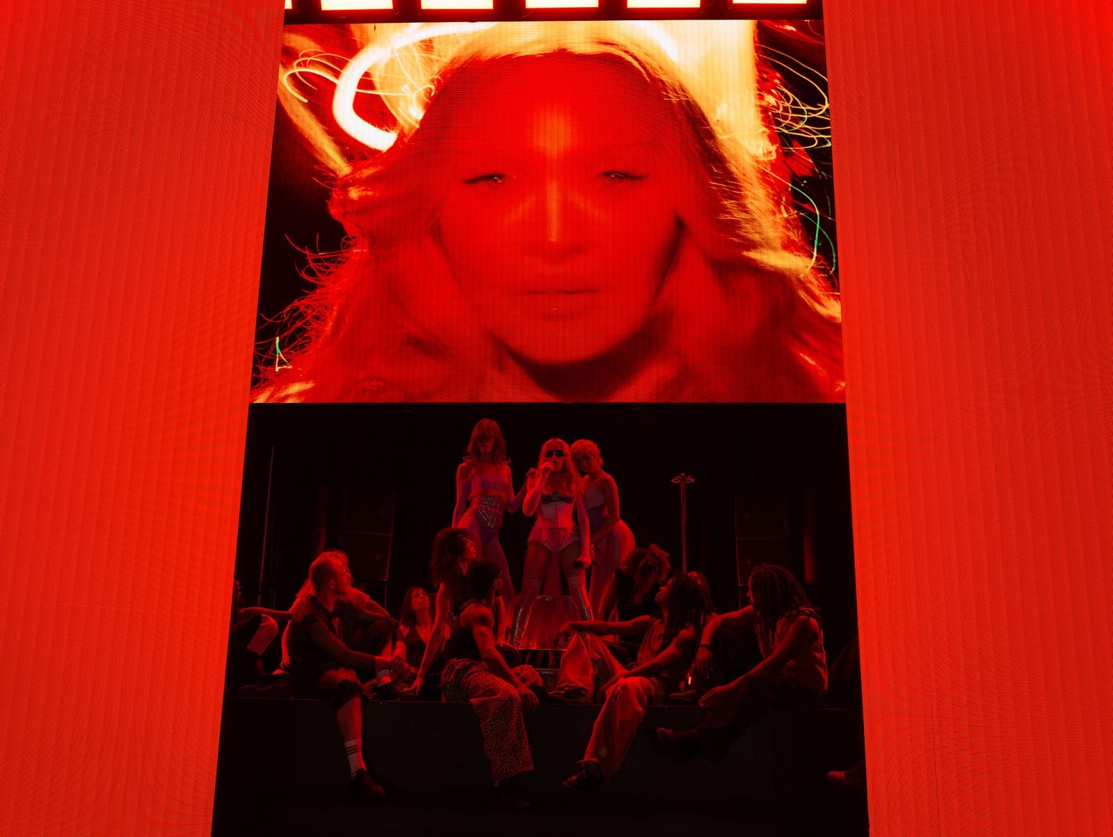 Foto de Madonna saliendo al escenario en Times Square.