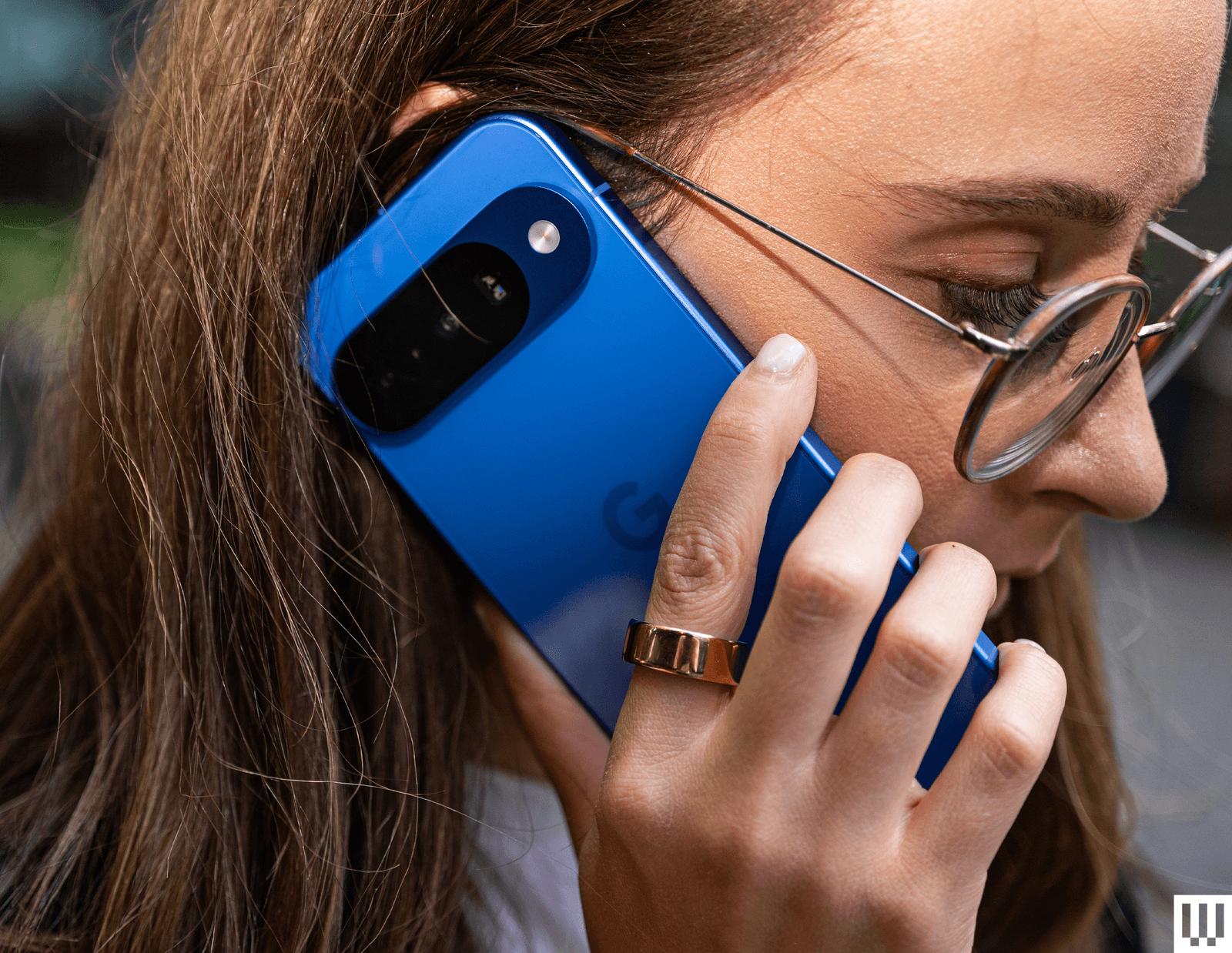 Mujer sosteniendo un Google Pixel 10