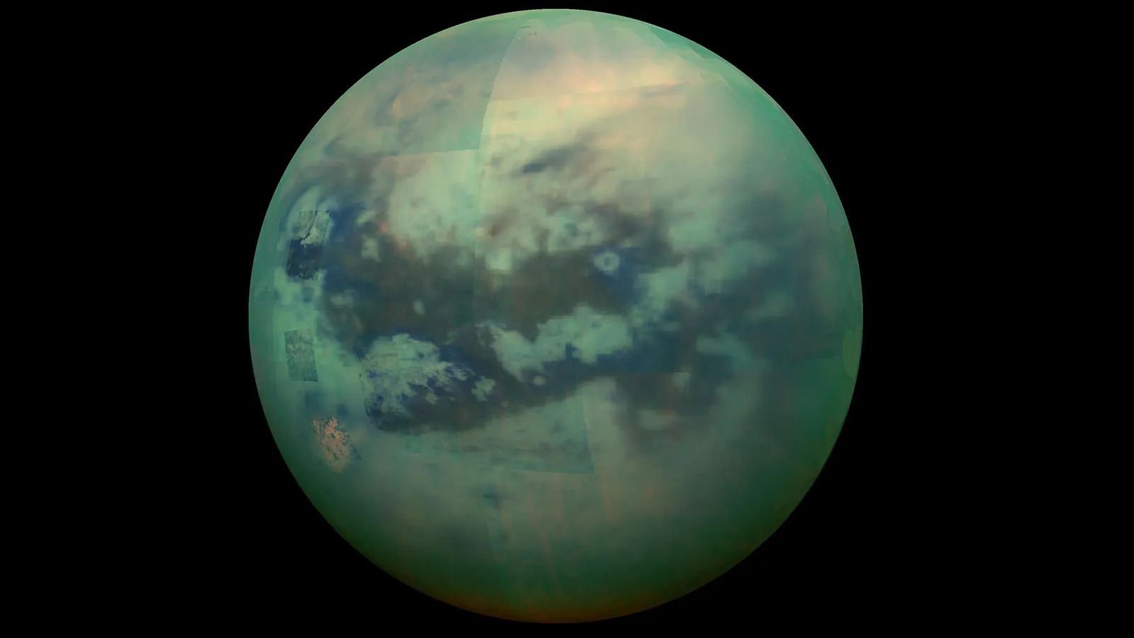 Esta imagen compuesta muestra una vista infrarroja de Titn la luna de Saturno capturada por la sonda Cassini de la NASA...