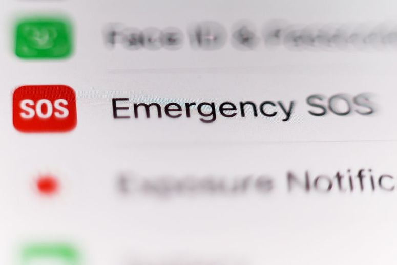 Ícono de emergencia SOS en la pantalla de un teléfono.