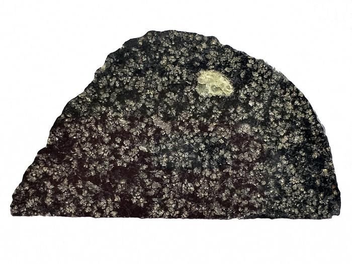Una porción cortada del asteroide NWA 12774.