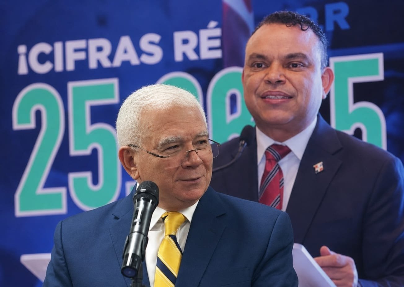 Tomás Hernández Alberto felicita al Dr. Julio César Landrón por los resultados alcanzados en el SNS