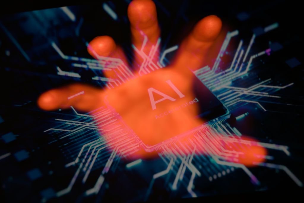 Logo de IA con una mano encima.