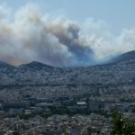 El fuego devora múltiples viviendas en Grecia y obliga a huir por mar a cientos de personas