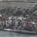 España instala una barrera flotante en Ceuta tras la afluencia de migrantes
