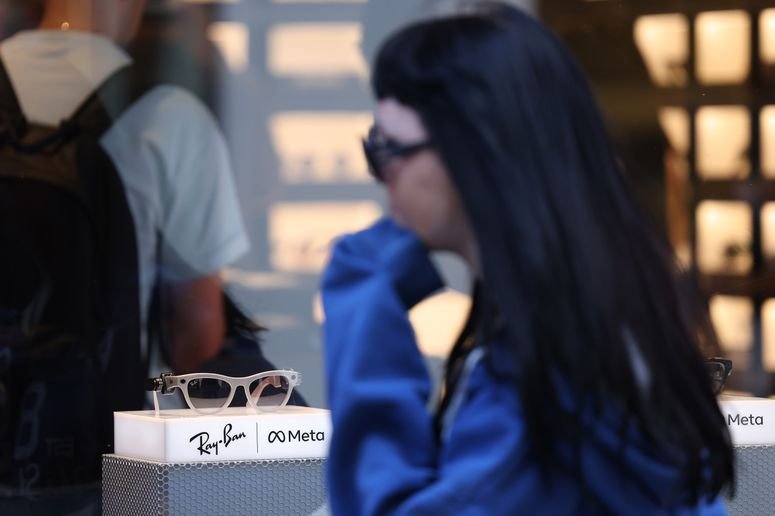Un par de lentes inteligentes Ray-Ban Meta expuestas en el escaparate de una tienda Ray-Ban en Londres (Reino Unido)